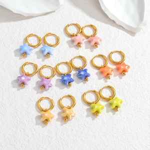 Série de boucles d'oreilles créoles avec étoiles en céramique colorées en sept teintes vives
