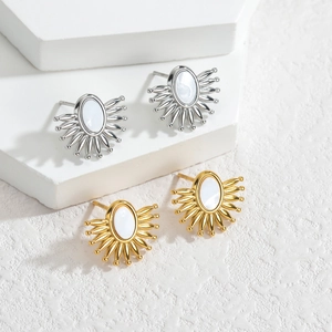Dettaglio orecchini a conchiglia placcati oro 18K con motivo a raggiera in oro e argento