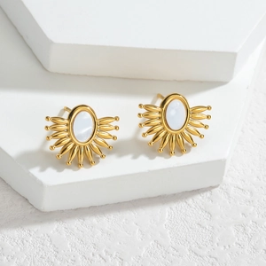 Orecchini a ventaglio placcati oro 18K con conchiglia su espositore in pietra