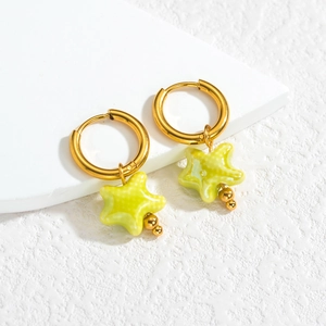 Boucles d'oreilles créoles avec étoiles en céramique verte dorées à l'or 18 carats