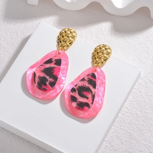 Boucles d'oreilles pendantes en acétate léopard rose avec clous dorés texturés