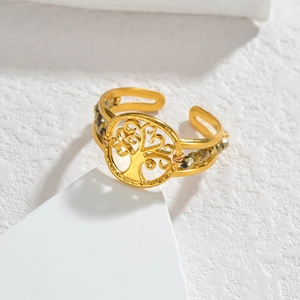 Détail de la bague arbre de vie dorée avec perles grises facettées et style bohème chic
