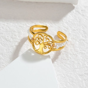 Détail de la bague arbre de vie dorée avec perles blanches et anneau ajustable