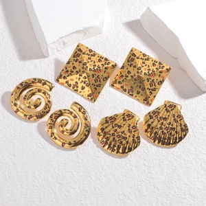 Set dettagliato di orecchini a bottone leopardati in forme a spirale, piramide e conchiglia