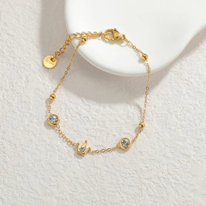 Élégant bracelet cœur en acier doré avec pendentif couronne et zircons étincelants