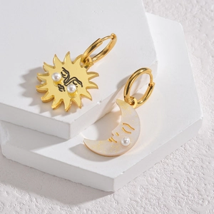 Orecchini asimmetrici in acciaio inossidabile oro 18K con sole, luna e perle