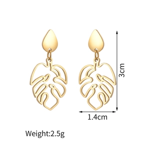 Boucles d'oreilles feuilles de monstera dorées évidées avec mesures de taille