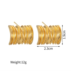 Quadratische 18k Edelstahl-Ohrstecker in Gold mit Wellenstruktur, Maße 1,9cm x 2,3cm