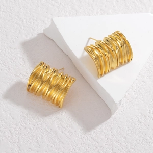 Schicke 18k vergoldete Edelstahl-Ohrstecker mit geripptem Wellendesign und Textur