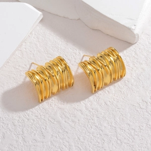 Minimalistische 18k vergoldete quadratische Edelstahl-Ohrstecker mit geripptem Wellenmuster