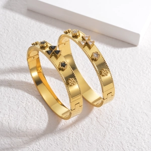 Ensemble de deux bracelets larges en acier inoxydable doré 18K avec motifs à fleurs