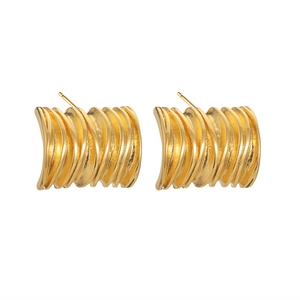 Minimalistische quadratische gerippte Wellen-Ohrstecker aus 18k vergoldetem Edelstahl