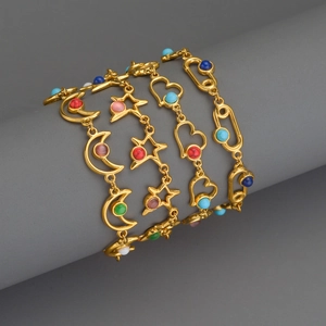 Ensemble de bracelets dorés bohèmes avec perles colorées et breloques lune et étoile