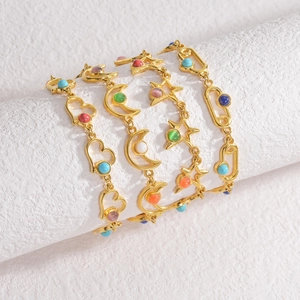 Bracelets en chaîne dorée avec charms cœur et étoile ornés de perles colorées