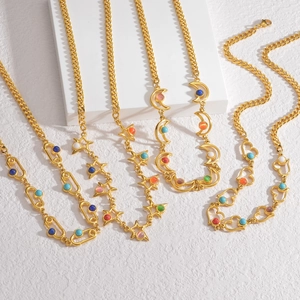 Collier gourmette en acier doré avec pendentifs colorés en forme d'étoile et lune