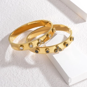 Bracciali minimalisti in oro con bordo zigrinato e ciondoli a stella e trifoglio