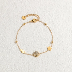 Elegante bracciale in acciaio inossidabile placcato oro 18K con ciondoli cavalluccio e conchiglia