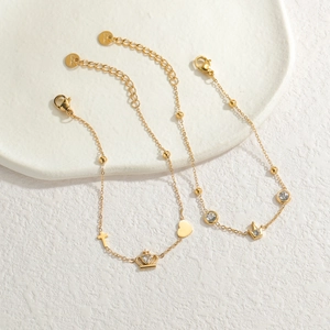 Bracelet élégant en acier titane doré avec breloques cœur et couronne en cristal