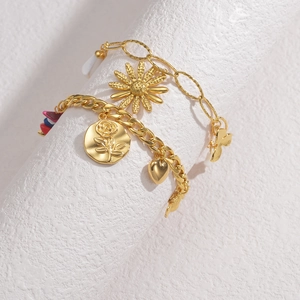Bracelet multicouche en acier doré avec pendentifs marguerite, rose, cœur et perles