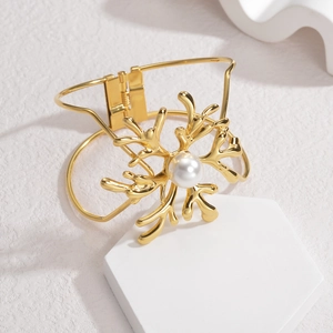 18K gold-plated stainless steel cuff bracelet with coral snowflake and white pearl