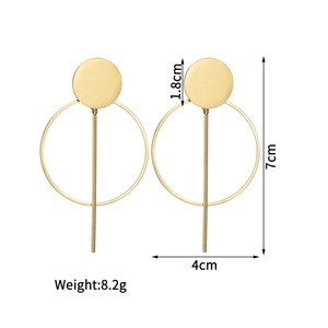 Boucles d'oreilles géométriques dorées avec grands cercles et design de barre