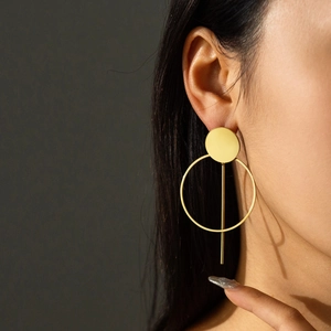 Boucles d'oreilles géométriques dorées minimalistes avec boucles rondes et barres métal