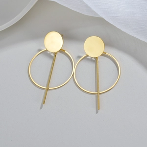 Boucles d'oreilles créoles dorées géométriques minimalistes avec barre métallique