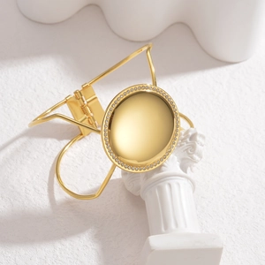 Bracelet charnière en acier inoxydable plaqué or 18k avec centre ovale serti de strass