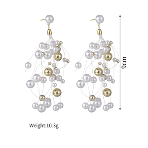 Boucles d'oreilles longues à pampilles en perles dorées avec un design léger de 9 cm