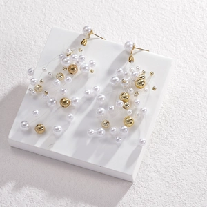 Élégantes boucles d'oreilles longues à pampilles en perles avec billes dorées sur socle