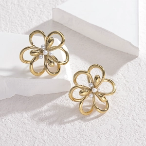 Boucles d'oreilles fleurs ajourées avec perles et base dorée sur fond de pierre neutre