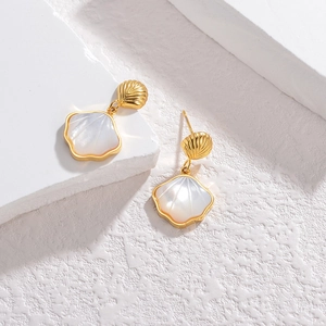 Boucles d'oreilles élégantes en forme d'éventail en acier doré 18K et nacre de perle