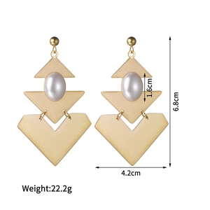 Boucles d'oreilles triangles dorées avec couches texturées et perle blanche, 6,8 cm
