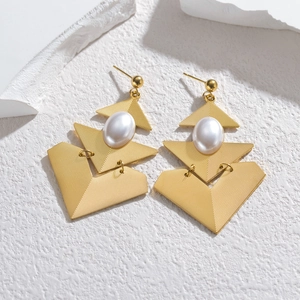 Boucles d'oreilles triangulaires dorées avec perles blanches et texture métallique