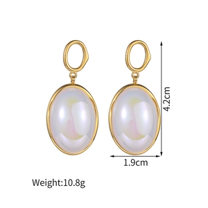 Orecchini ovali dorati con inserto iridescente, dimensioni 4,2cm x 1,9cm, peso 10,8g