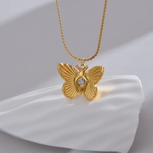 Elegante collana a farfalla dorata con ciondolo in zircone bianco su catena a fune