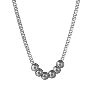 Vue détaillée du collier chaîne box en argent avec six perles métalliques au design moderne