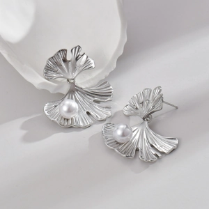 Silver ginkgo leaf stud earrings with white pearl center for a French vintage look
