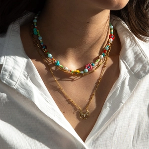 Collier multicouche plaqué or 18k en titane avec perles colorées et pendentif lune