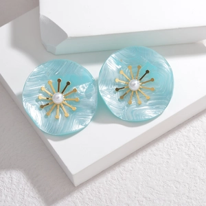 Boucles d'oreilles en résine marbrée bleue avec soleil doré et perle sur socles blancs