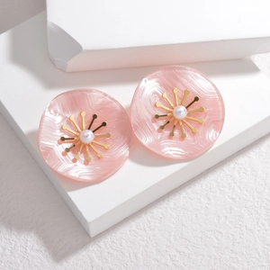 Boucles d'oreilles vintage en résine rose avec perle et pétales dorés en acier