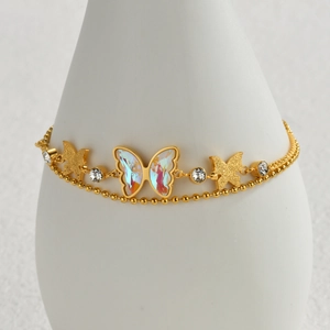 Bracelet papillon double couche plaqué or avec zircons sur présentoir blanc