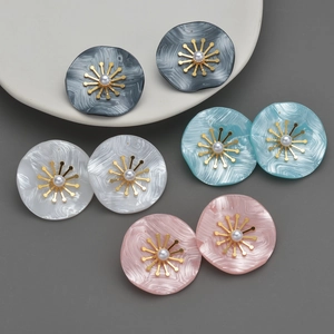 Boucles D'oreilles Puces Rondes Texture Marbre Avec Künstliche Perle D'imitation Fleur Dorée Tige En Acier Inoxydable Élégant