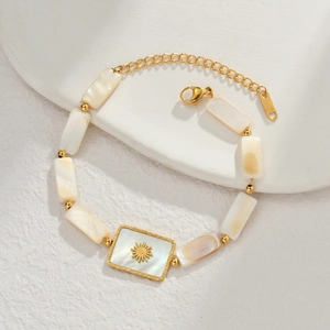 Bracelet à perles dorées avec pendentif tournesol et incrustations de nacre blanche