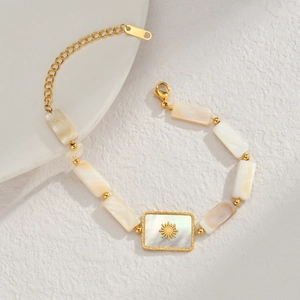 Bracelet à perles dorées avec nacres blanches et pendentif soleil pour femme