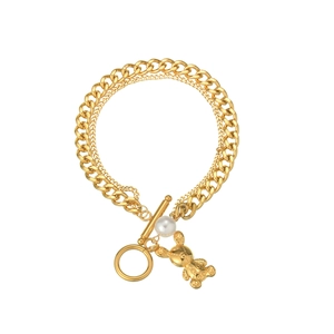 Goldenes Titan-Armband mit Bärenanhänger, Perlen und Knebelverschluss im modischen Stil