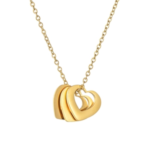 Collier doré avec triple pendentif en forme de cœur évidé sur chaîne fine femme