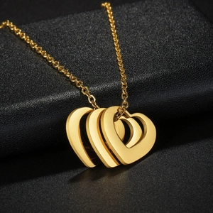 Collier à trois pendentifs en forme de cœur évidés en acier inoxydable doré pour femme