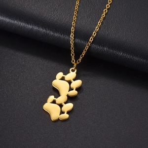 Collier en acier titane doré avec pendentif double empreinte de patte de chat minimaliste