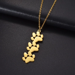Collier en acier titane doré avec trois empreintes de chat verticales sur chaîne fine